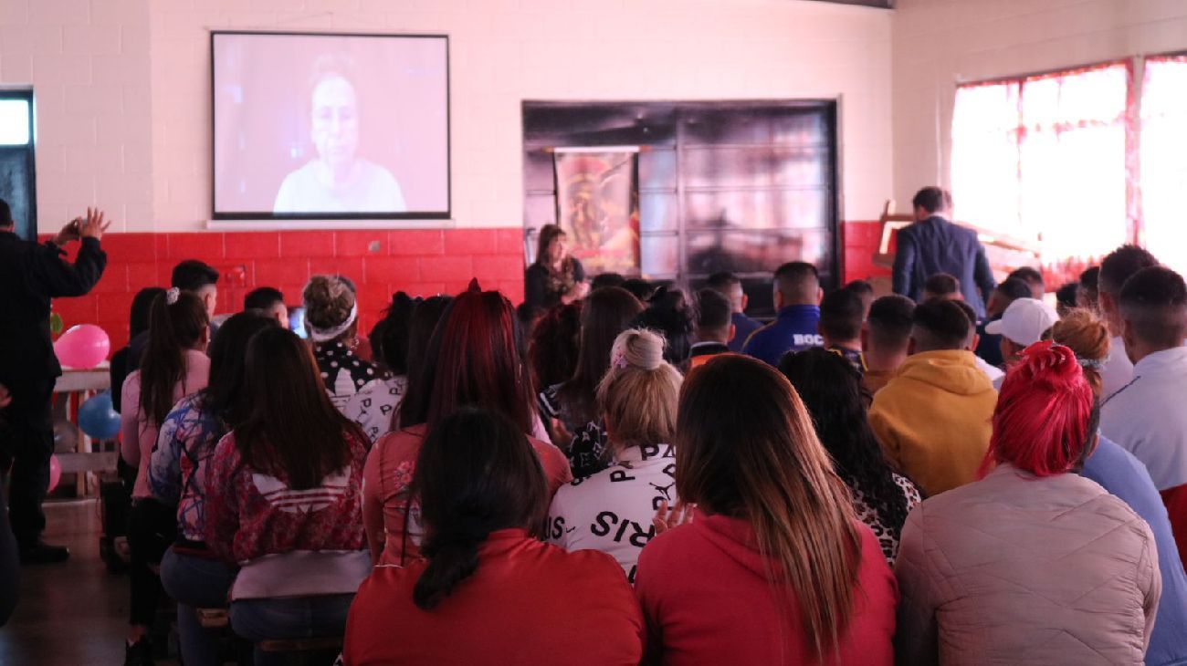 Una sobreviviente del Holocausto dio su testimonio a personas privadas de la libertad