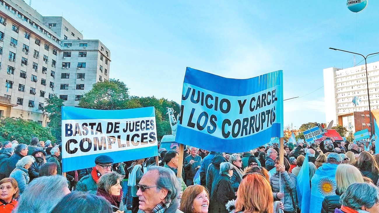 Corrupción estructural y democracias frágiles: el círculo vicioso latinoamericano