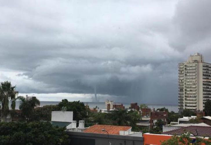 Video: una tromba marina sorprendió a habitantes y turistas en Montevideo