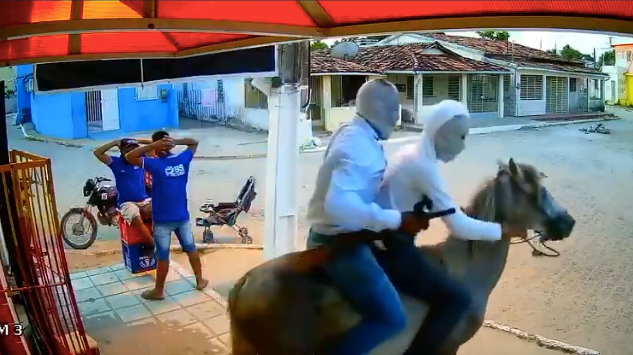 Video | Audaz robo en Brasil al estilo "far west": con escopeta y a caballo