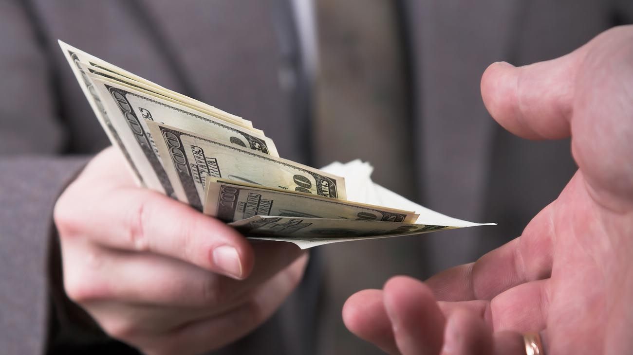 El dólar blue rompió otro récord y cerró a $1.305