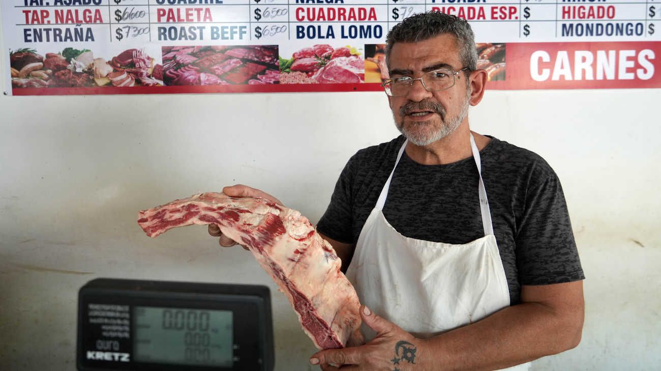 Piden que el litro de nafta cueste un dólar y prevén que el kilo de asado se irá a los $8.000
