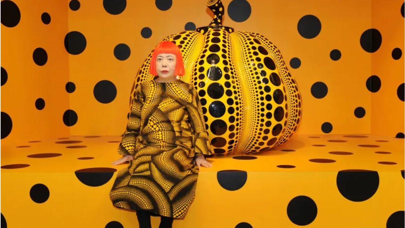 Millonaria termina presa por simular venta de una escultura de Yayoi Kusama