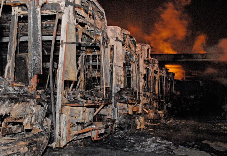 Feroz incendio destruye 15 colectivos de la línea 46