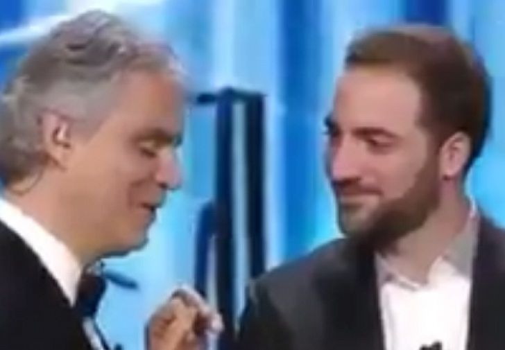 Video | El fallido saludo de Higuain a Andrea Bocelli