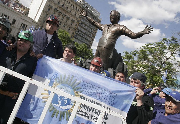 La estatua de Kirchner llegó al Congreso y empiezan los homenajes