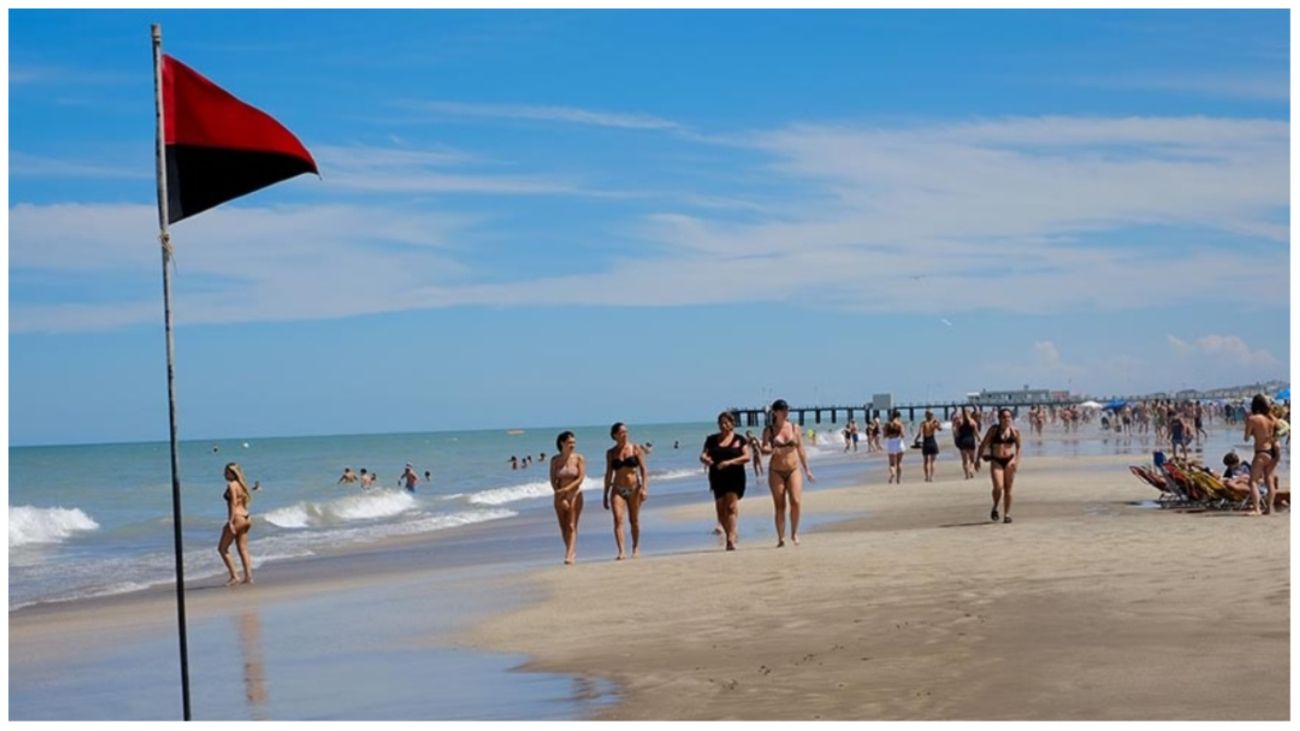 Alerta por las olas en Pinamar: un hombre está en terapia intensiva y otro tuvo que ser atendido