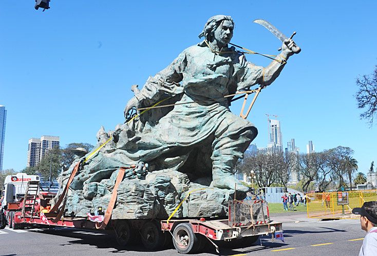 Tras la polémica, mudaron la estatua de Azurduy al CCK