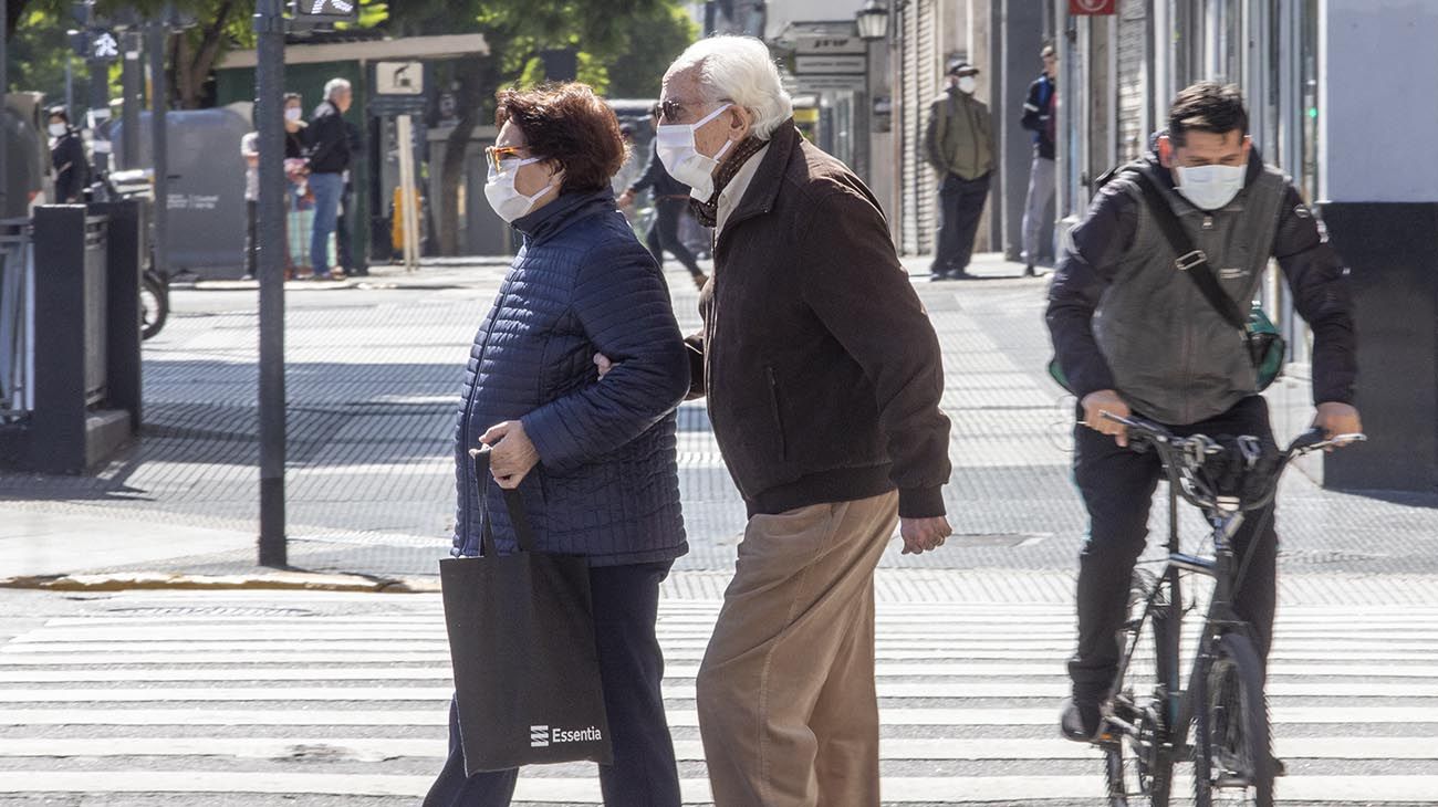 Permiso para salir: el virus ya discrimina a los adultos mayores