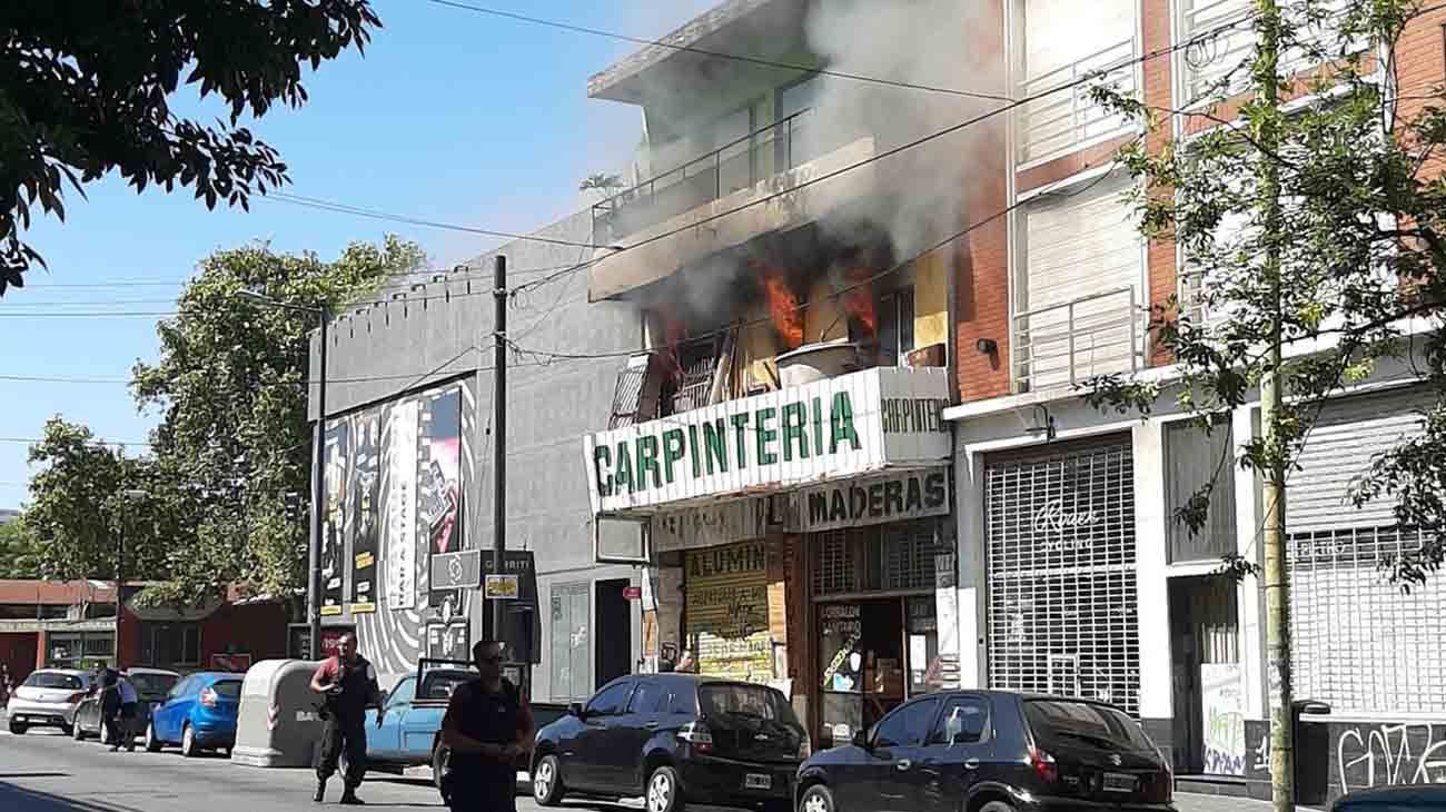 Incendio y evacuados en una carpintería en Palermo