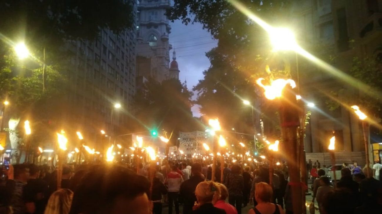 Se realizó la primera "marcha de antorchas" contra la suba de tarifas