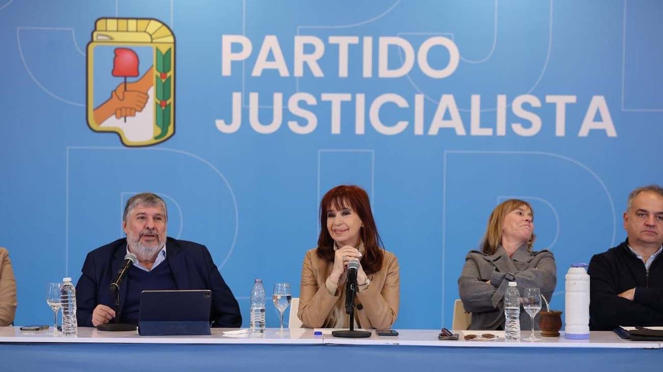 Cristina Kirchner, senadores y gremios peronistas esperan el fallo de la Corte en la sede del Partido Justicialista