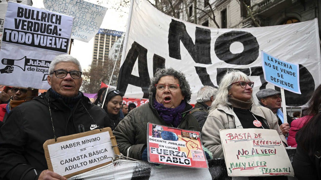 Hubo represión y gran despliegue policial en una nueva marcha de los jubilados desde Congreso a la Casa Rosada
