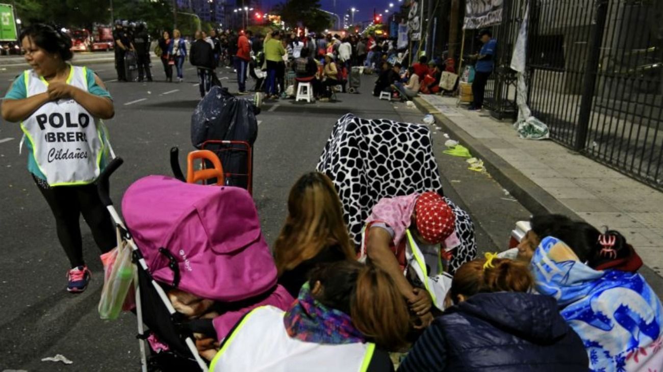 Pobreza en alza: ya se reparten 23,5 millones de beneficios en programas sociales
