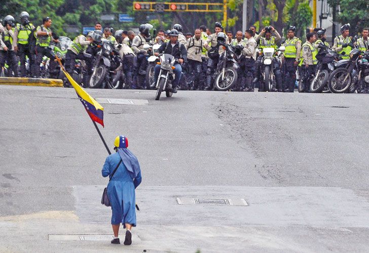 ¿Cerca de Dios y lejos de la OEA?