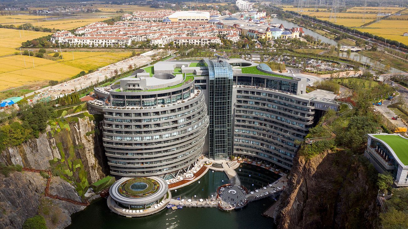 El increíble hotel 5 estrellas que hicieron en una cantera abandonada en China