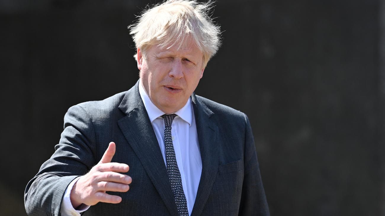 Un científico acusa a Boris Johnson de buscar "infectar a la mayor cantidad posible de personas"