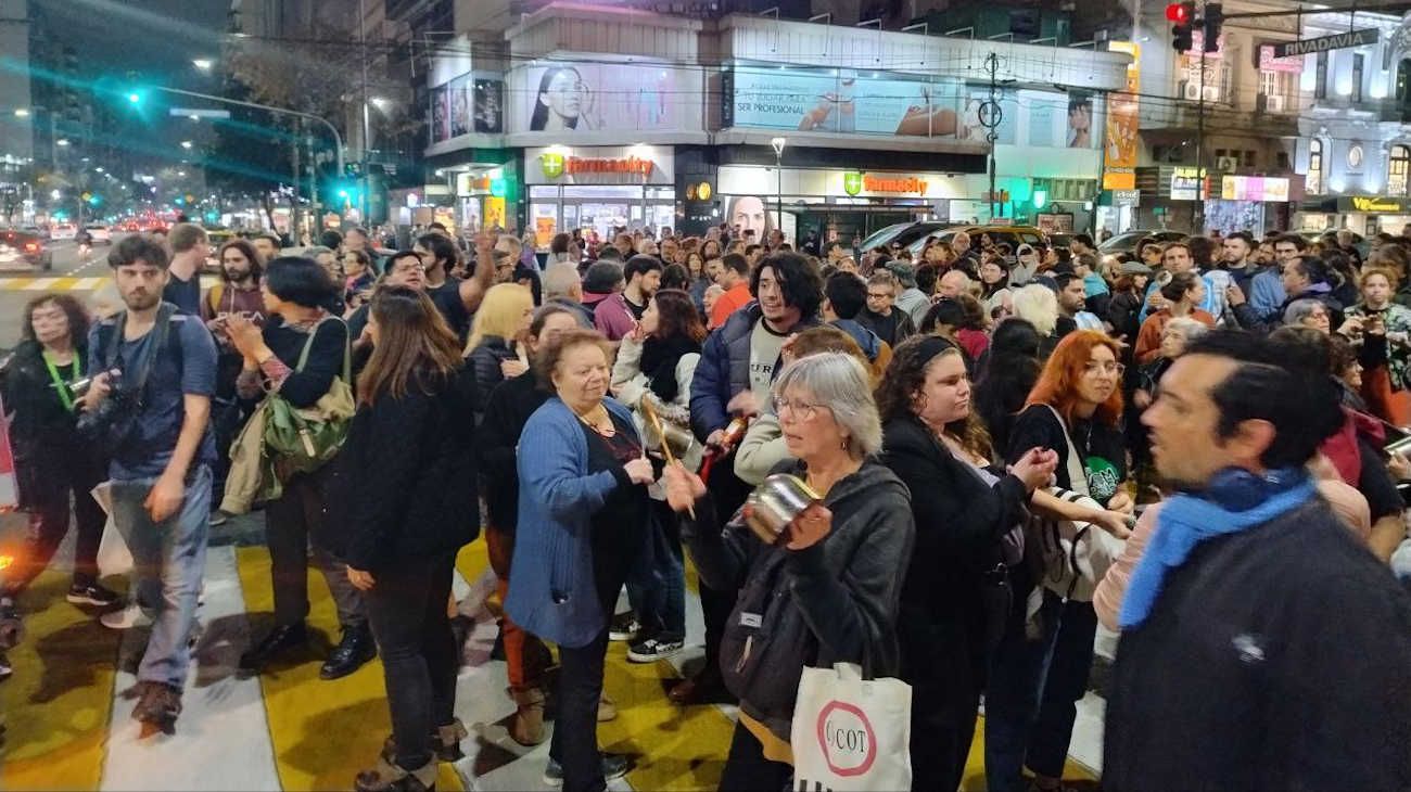 Cacerolazos contra la Ley Bases en varios barrios porteños