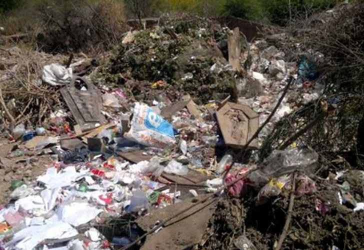 "Por error", aparece un ataúd en un basural