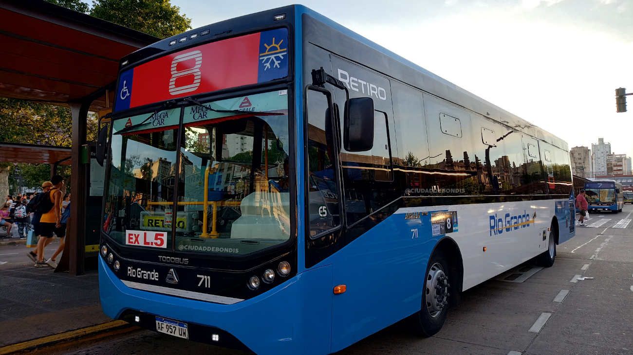 Comenzó a funcionar el colectivo que une el Aeropuerto de Ezeiza con Aeroparque: qué recorrido hace y cuánto cuesta el boleto