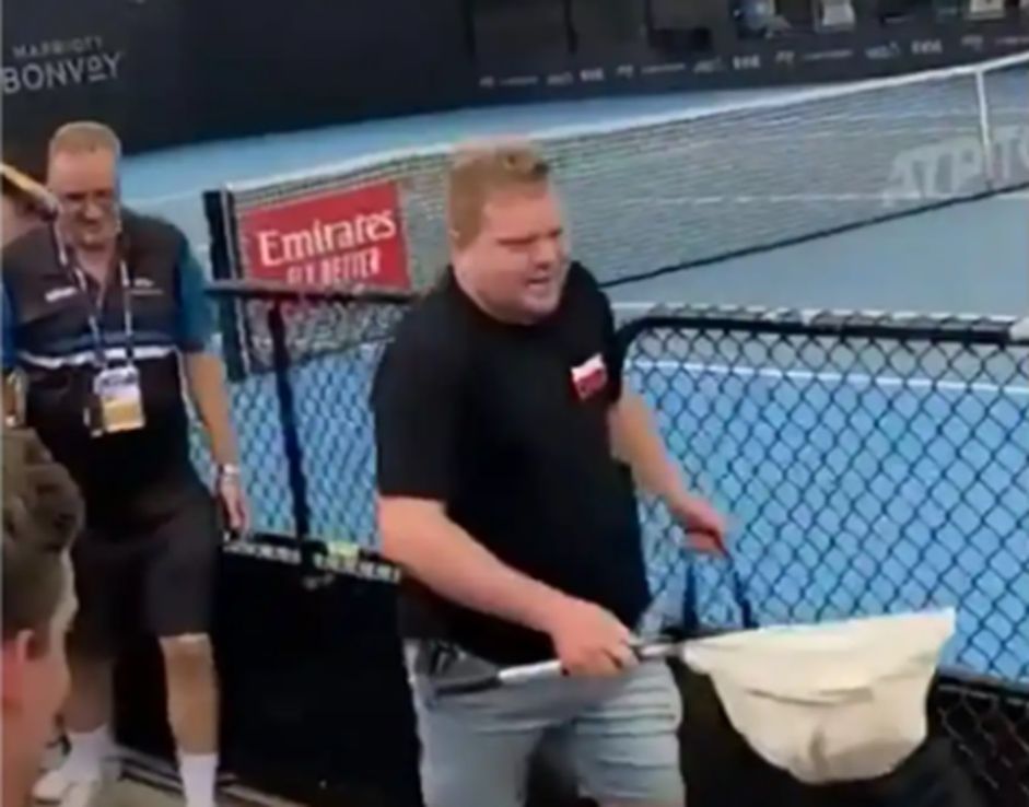 "Ventaja la víbora": atrapan una serpiente venenosa en un partido del ATP de Brisbane