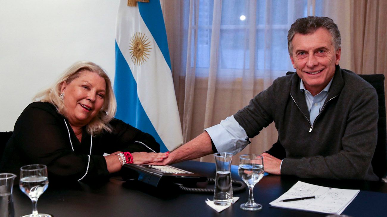 Mientras Macri sigue reunido en Olivos, Carrió tuitea en apoyo al Gobierno