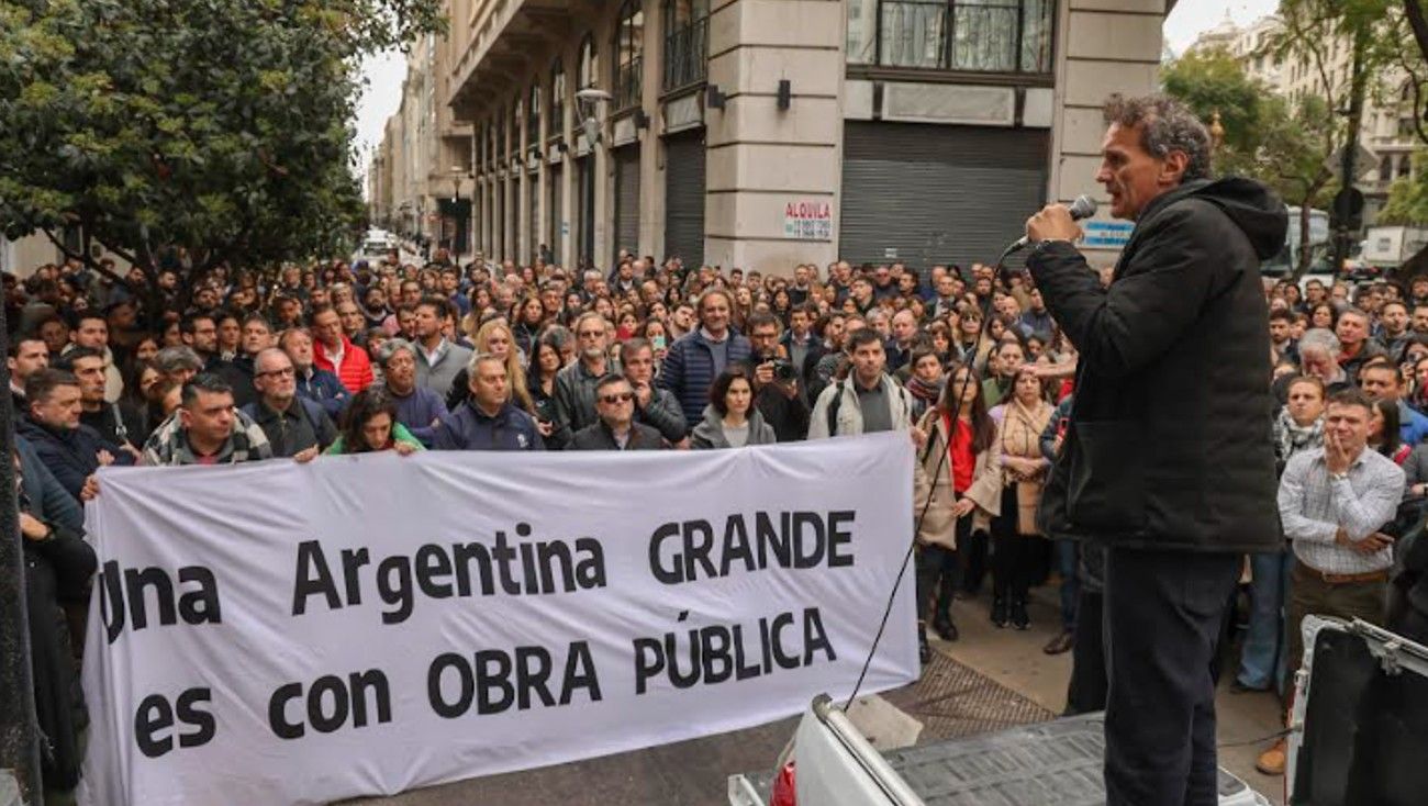 El Gobierno volvió a realizar otro "paro activo" con trabajadores en defensa de la obra pública