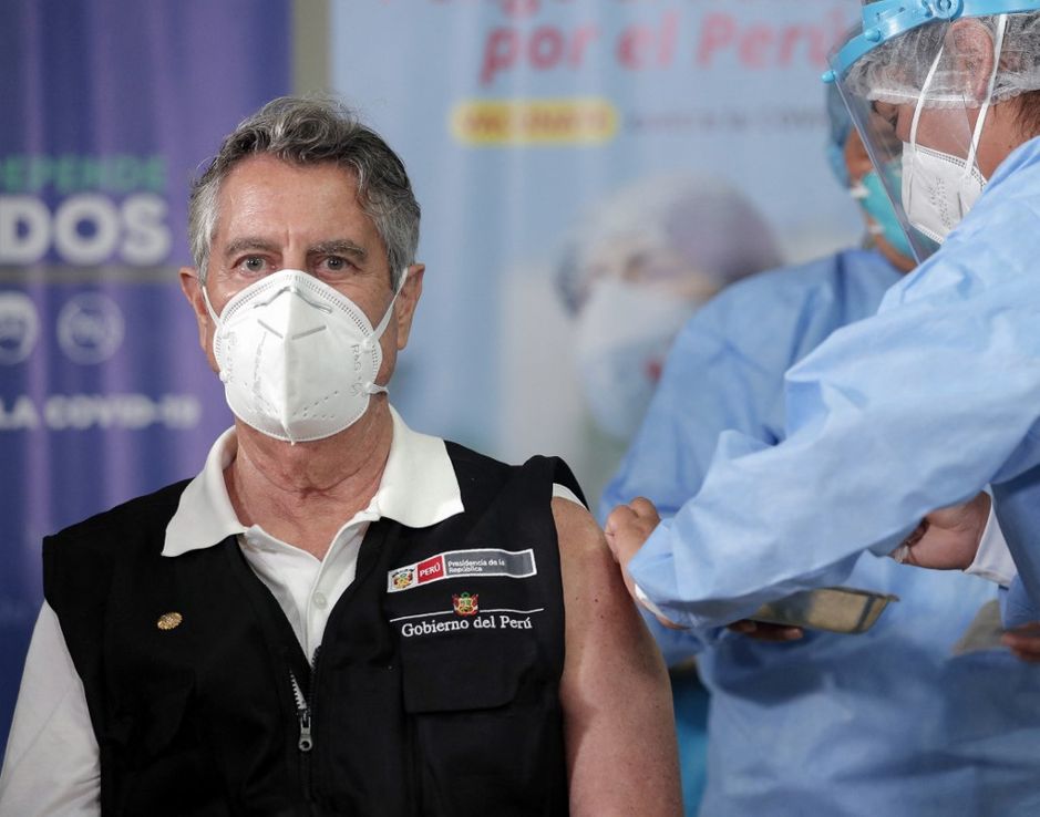 Perú inició campaña de vacunación en medio de una gran oposición pública