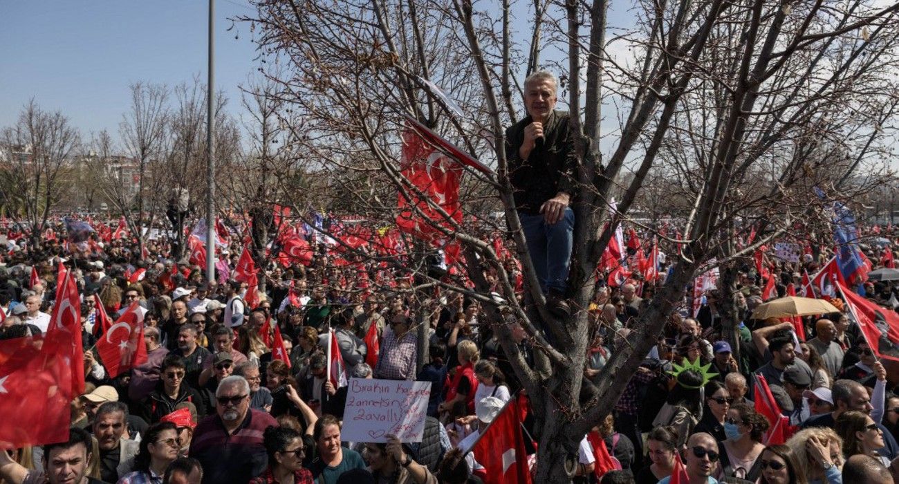 Con multitudes en las calles, la oposición turca desafía a Erdogan y pide que liberen al alcalde Imamoglu