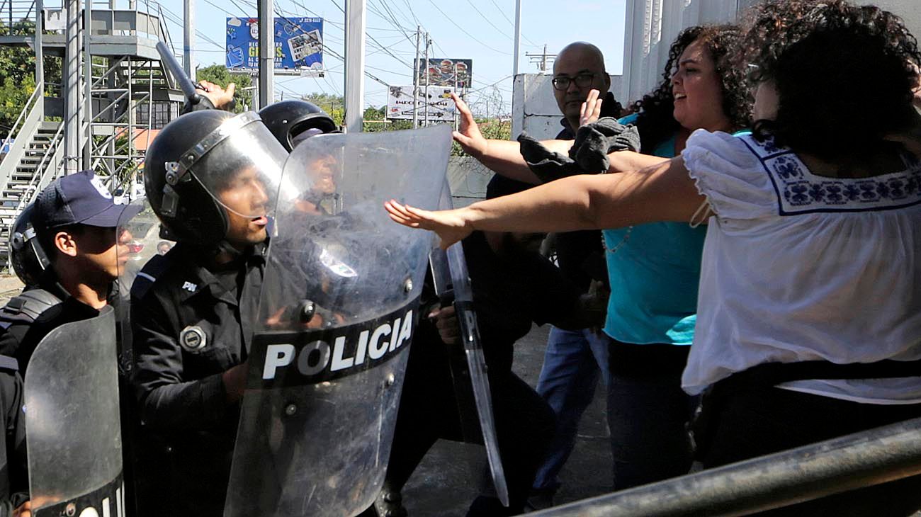 Nicaragua: Ortega detiene y silencia a periodistas críticos
