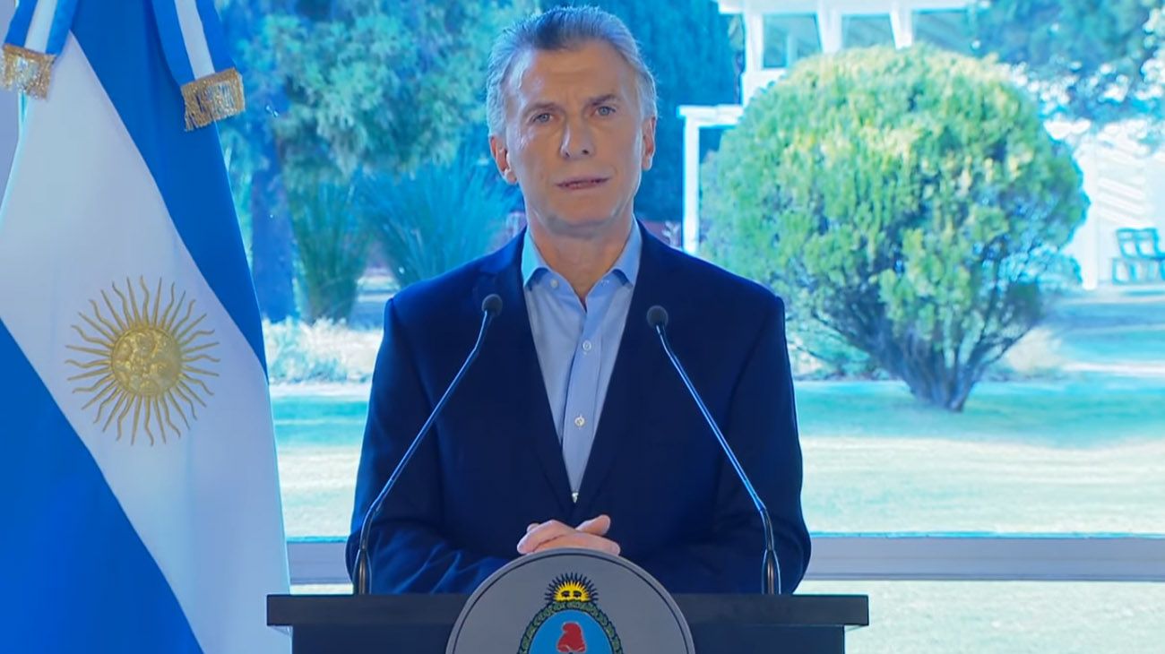 Bonos, AUH y naftas: cuáles son las medidas que anunció Mauricio Macri
