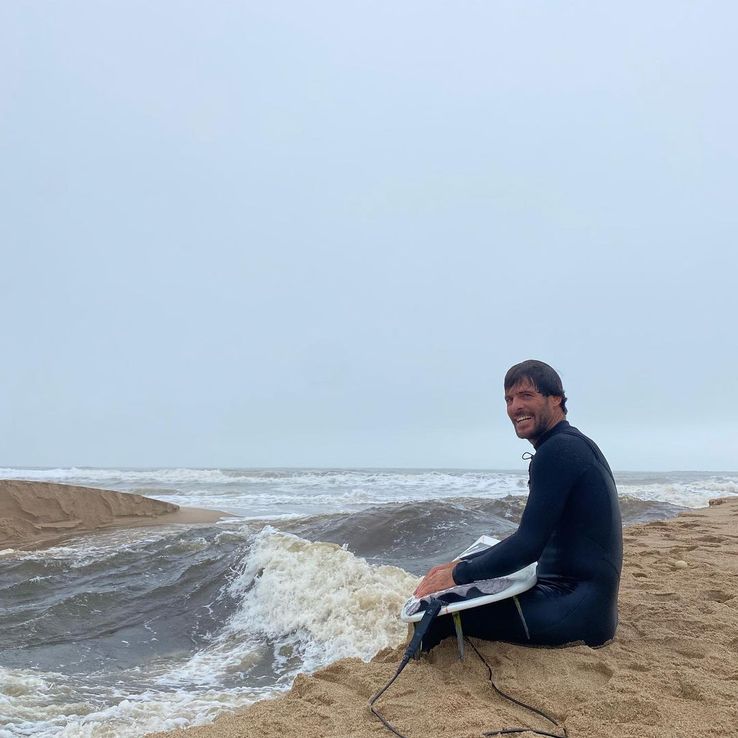 El curioso video de un surfista uruguayo sobre una "ola estática" que se hizo viral
