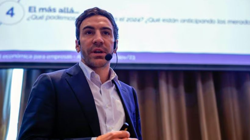 El mercado espera un dólar más cercano a $1600 para fin de año, por arriba de la banda