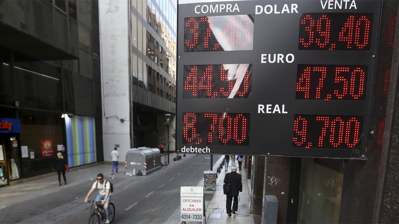 El dólar pegó un salto de 72 centavos luego de tres jornadas de baja