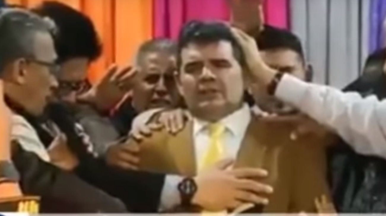 Se desplomó el escenario en el que Alfredo Olmedo oraba junto a otros fieles