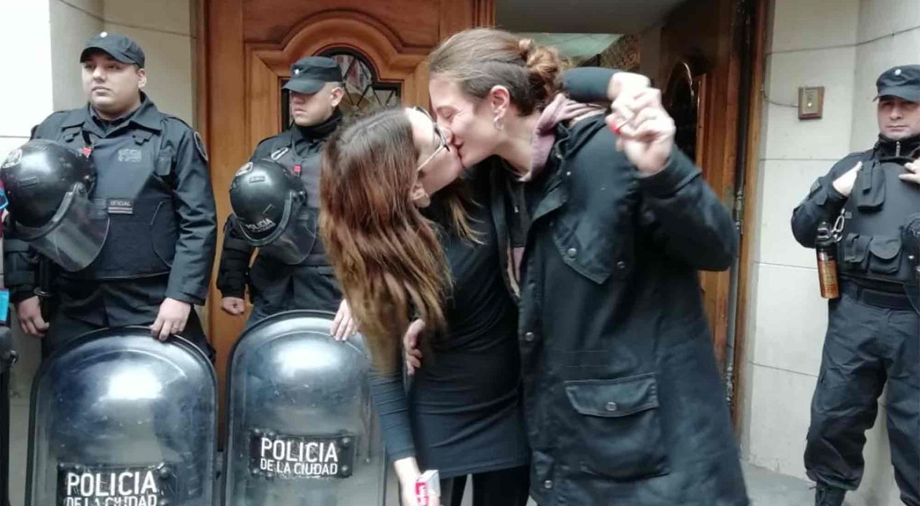 En el día del orgullo gay, condenan a Mariana Gómez por "resistencia a la autoridad"