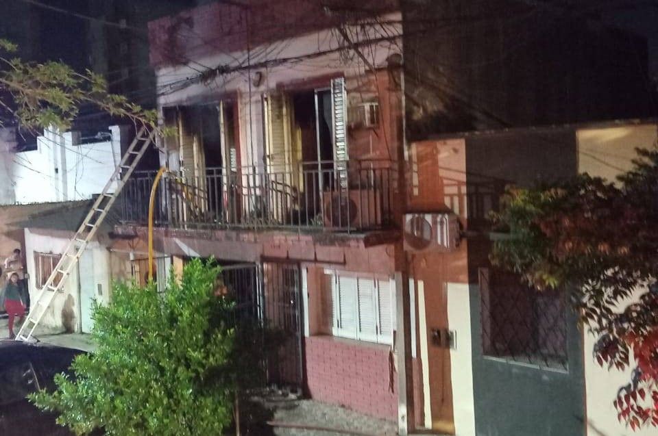 Incendio en pleno centro de Corrientes: rescatan a una mujer inconsciente de una vivienda