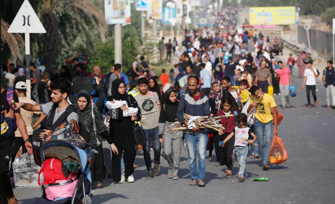 Miles de Palestinos escapan a pie de Gaza ante el "cerco" de Israel a Hamás