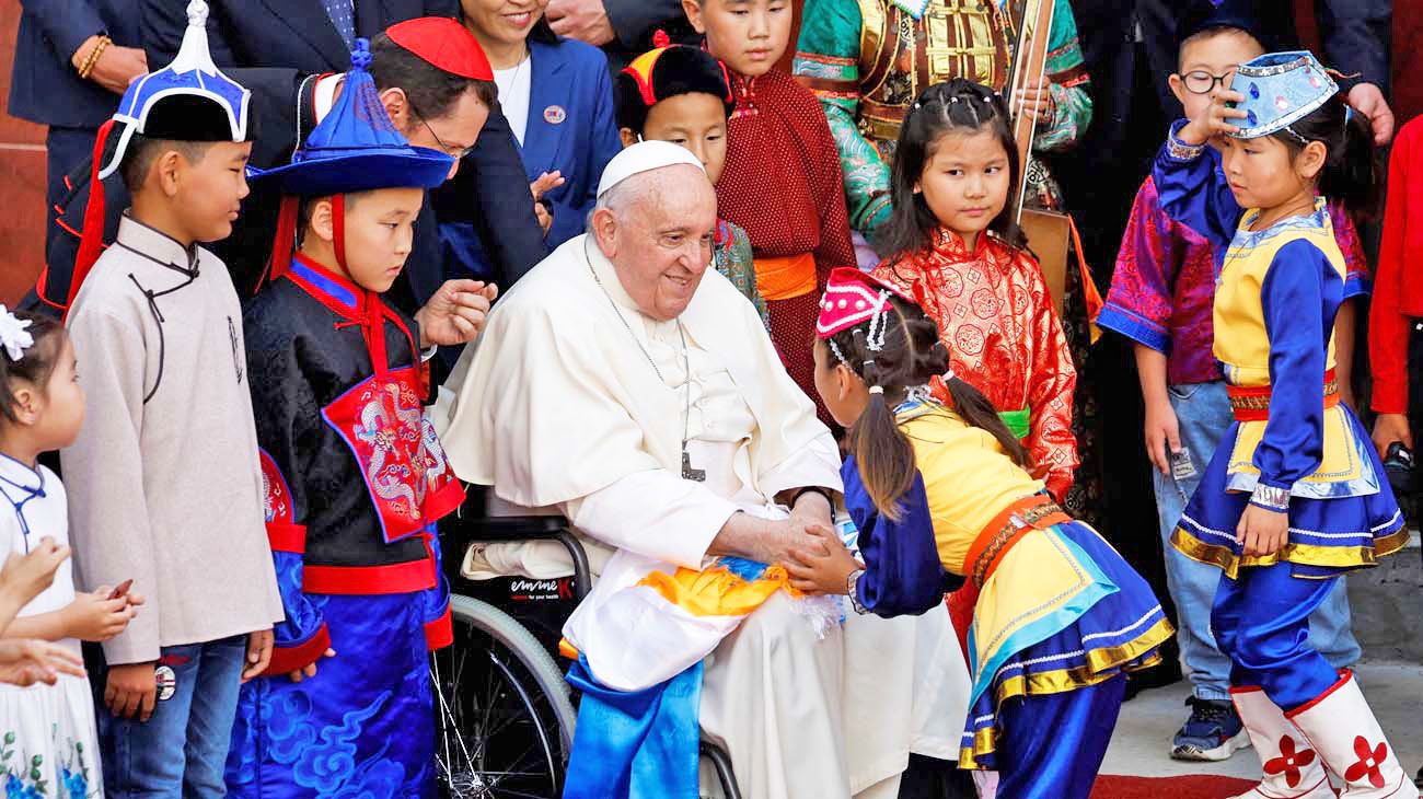 El Papa llegó a Mongolia, su primera visita al país de mil fieles