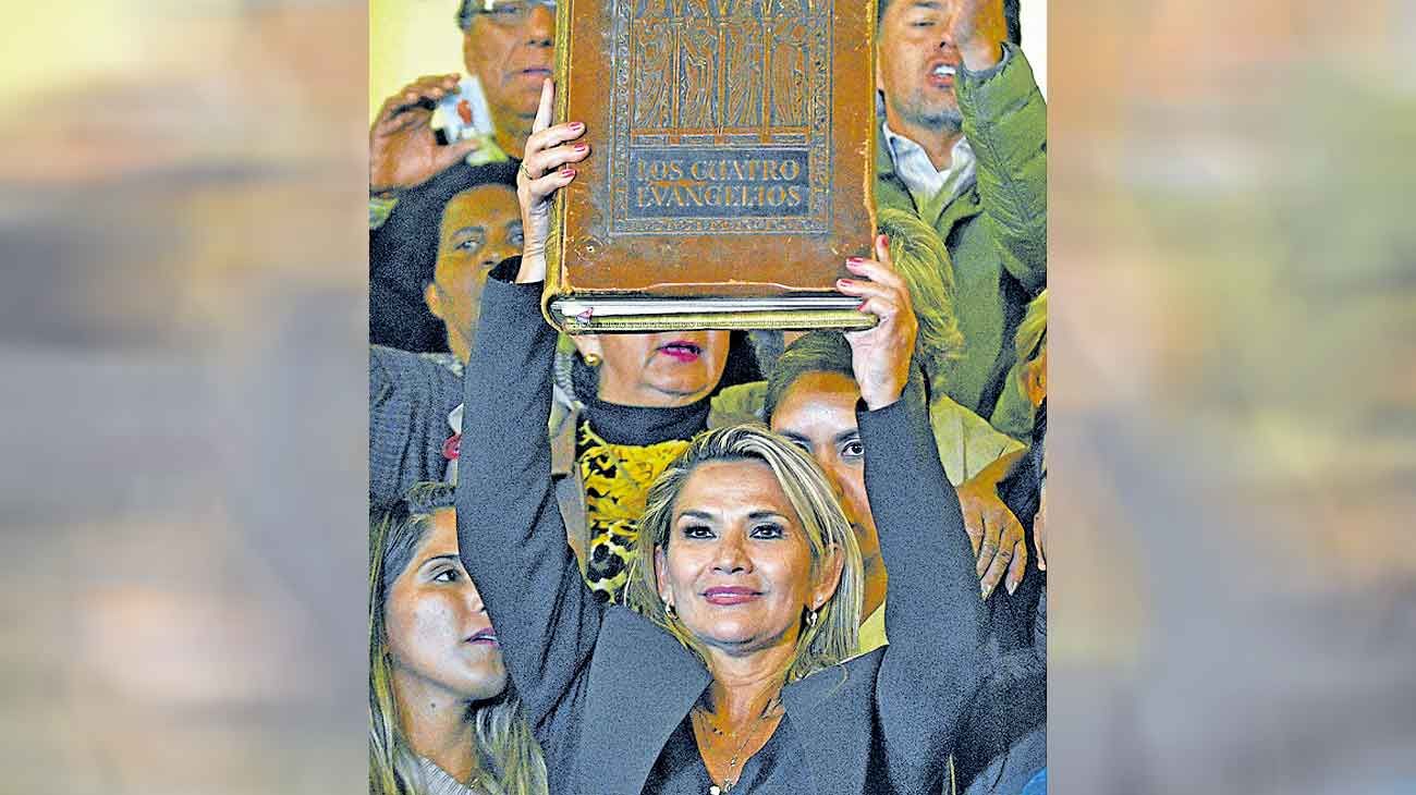 En nombre de Dios: el factor religioso detrás del golpe de Estado en Bolivia