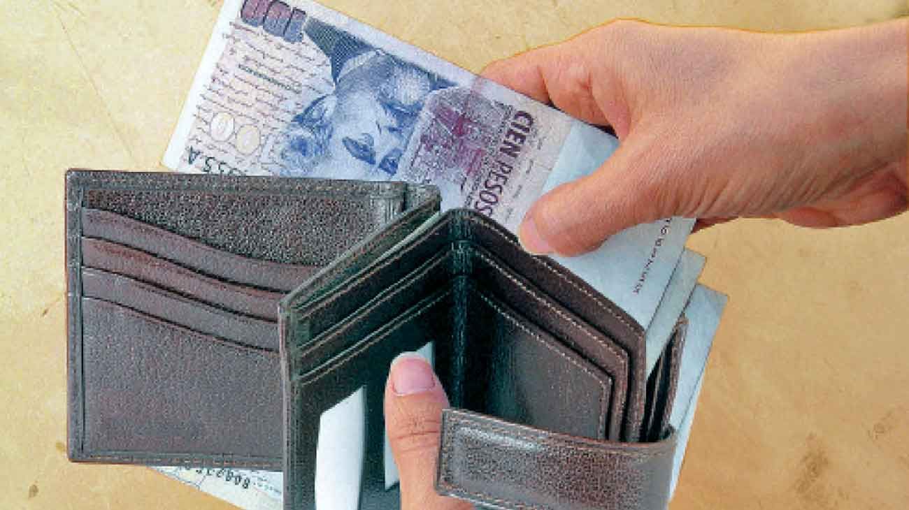 Los salarios perdieron la carrera contra los precios en 2022, según el Indec