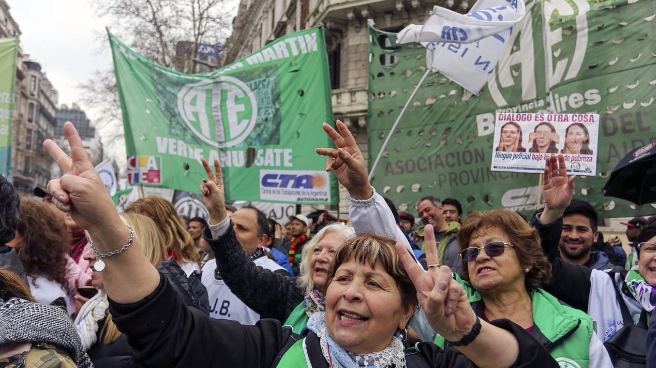 El Gobierno confirmó el despido de 15 mil empleados del Estado y la suspensión de miles de cooperativas