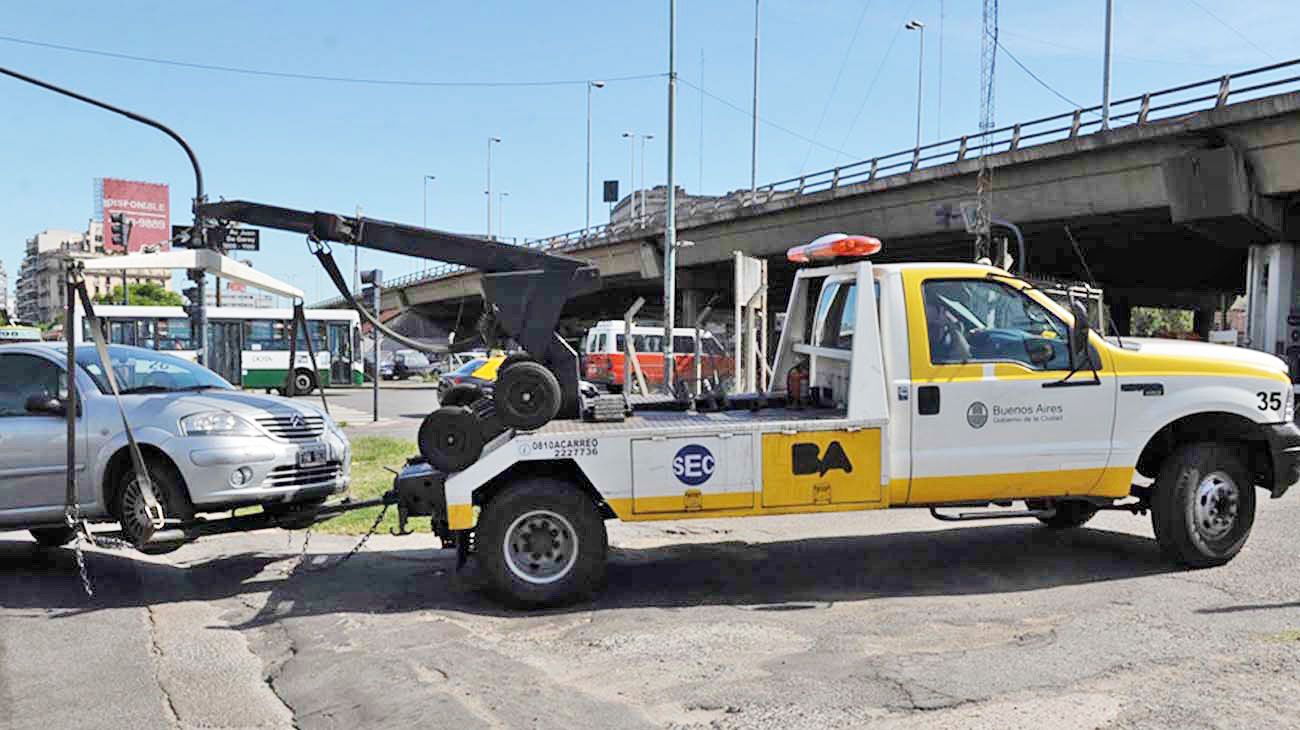 Las grúas de la Ciudad ya no van a poder llevarse autos si no están obstruyendo el tránsito