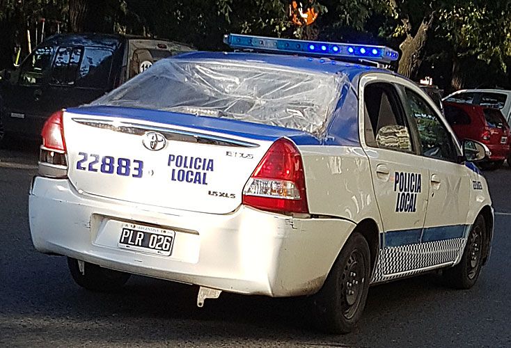 Patrulleros de la Bonaerense, sin vidrios y emparchados con nylon