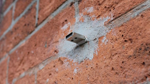 ¿Qué es el USB Dead Drop? la "biblioteca digital y pública" escondida entre muros