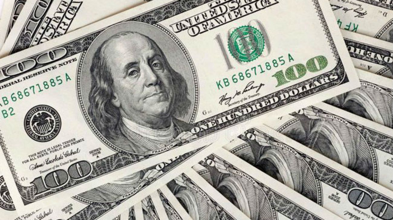 El dólar cerró estable pero acumuló una suba de 63 centavos en la semana
