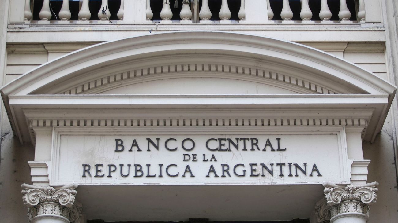 El Banco Central compró dólares para aligerar la caída de sus reservas