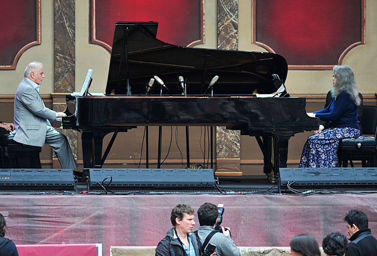 Barenboim y Argerich dieron un concierto único en la plaza junto al Colón
