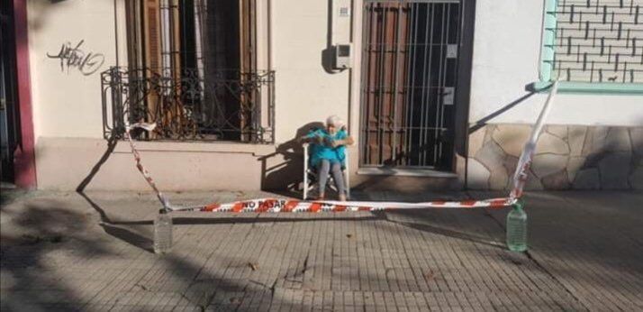 Una mujer mayor cercó su vereda para tomar mates al sol en plena cuarentena