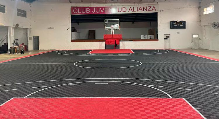 Un club cordobés transformó tapitas de gaseosa en una cancha de básquet ecológica